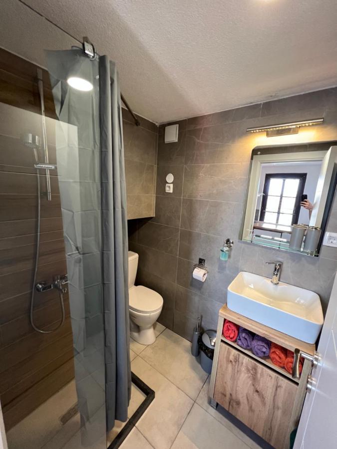 Patche Residence - A Wine Cellar Hideaway In The Historic Home Of Revolutionary Metodi Patche أوهغيد المظهر الخارجي الصورة